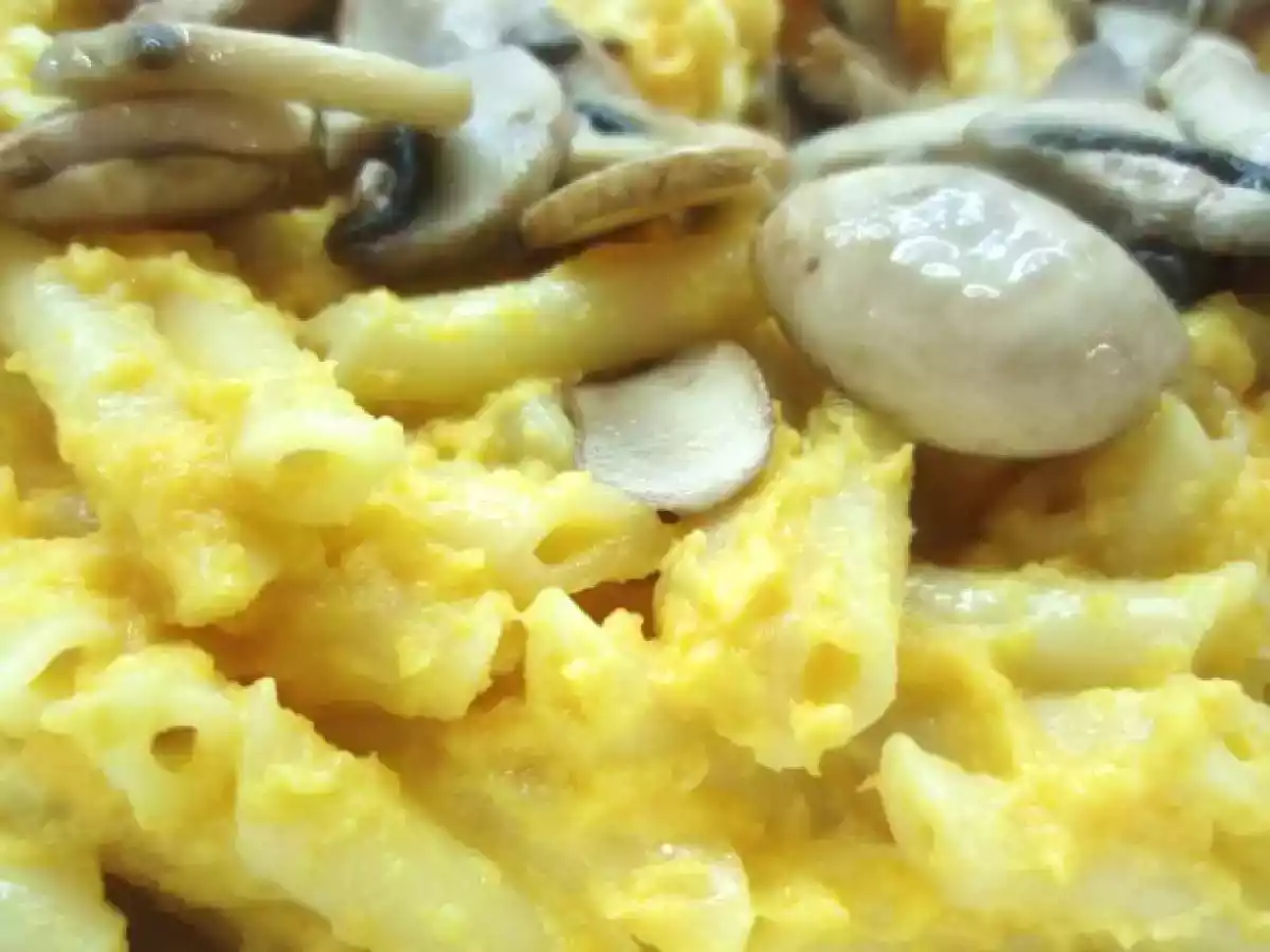 Macarrones con salsa de zanahoria y champiñones