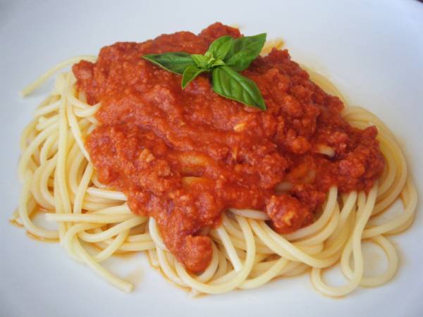 Macarrones con tomate y corned beef