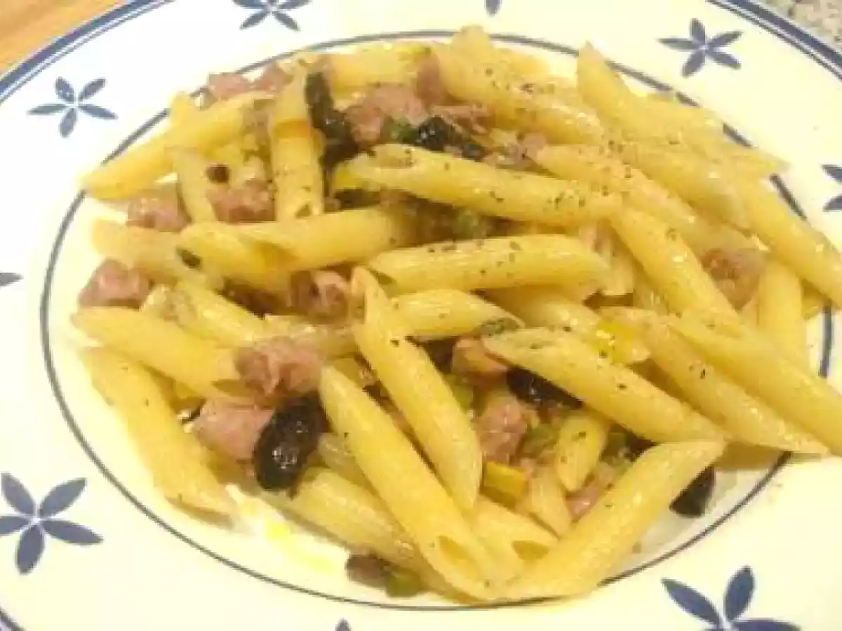 Macarrones espárragos y salchichas