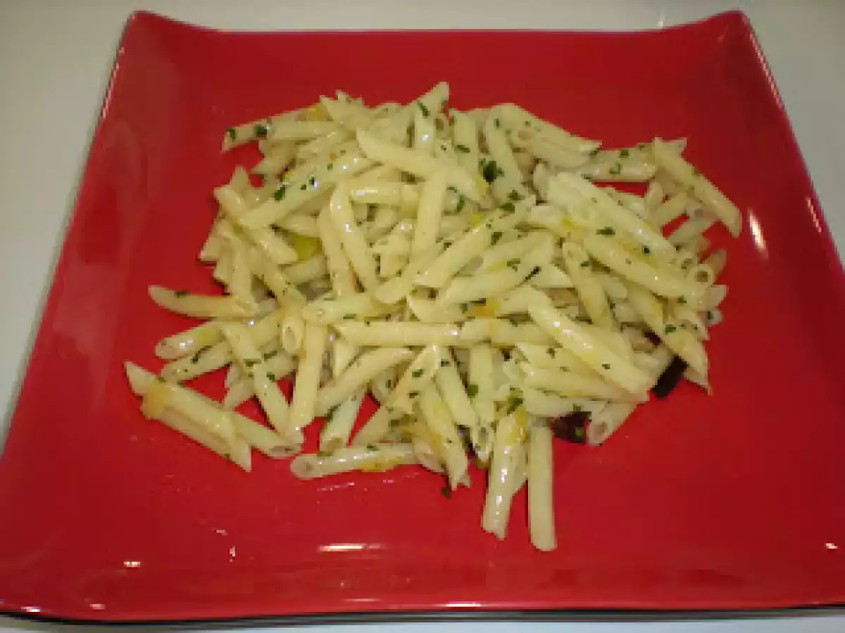 Macarrones finos con ajetes tiernos