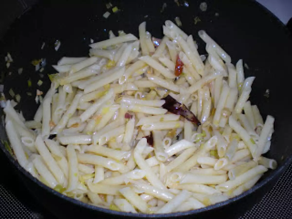 Macarrones finos con ajetes tiernos - foto 4