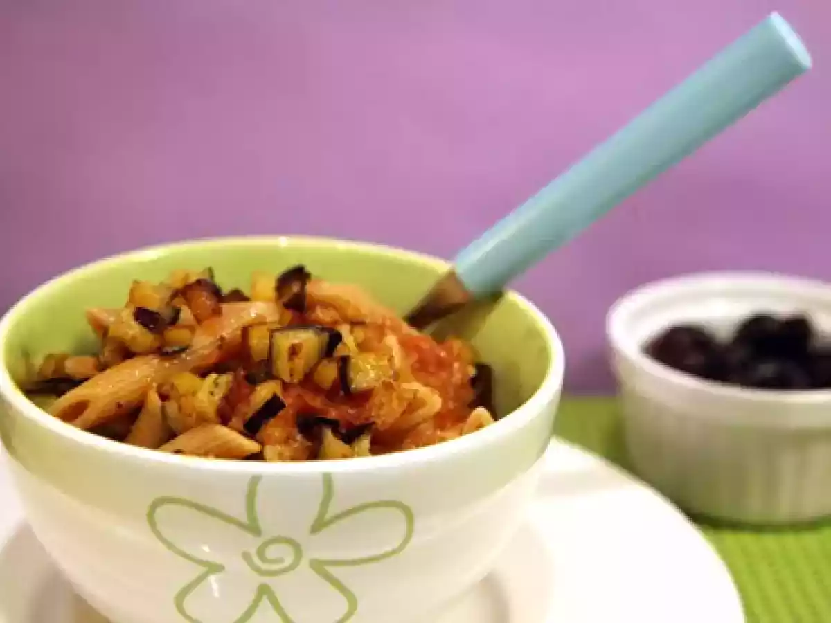 Macarrones integrales con berenjena y tomate