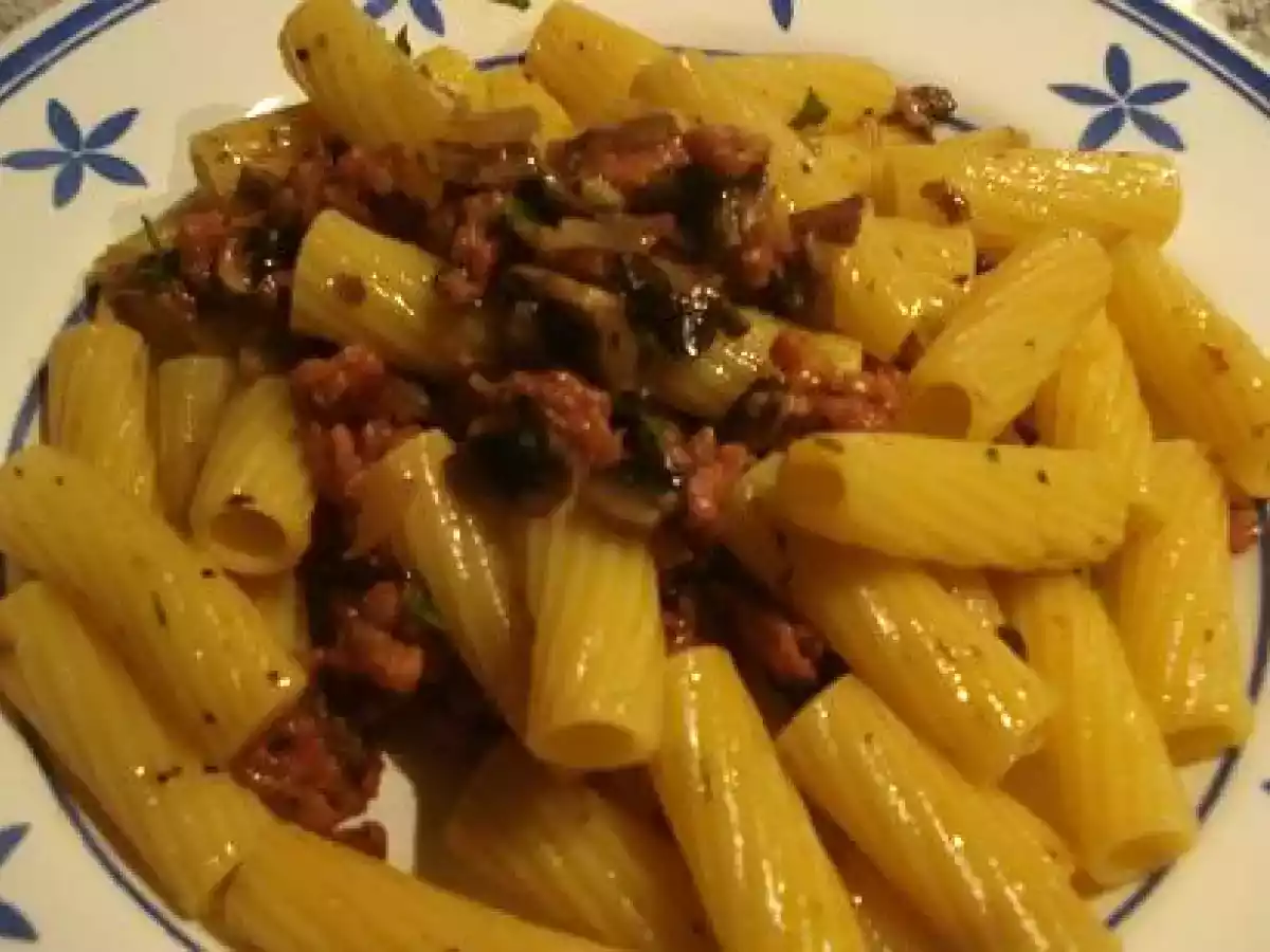 Macarrones salchicha y champiñones