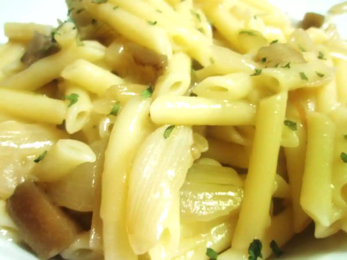 Macarrons amb salsa de ceba i albergínia/ Macarrones con salsa de cebolla y berenjena
