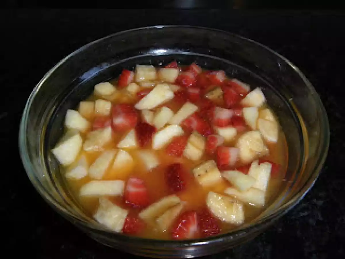 Macedonia de frutas con jugo de naranja.