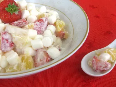 Macedonia de frutas con marshmallows y sour cream