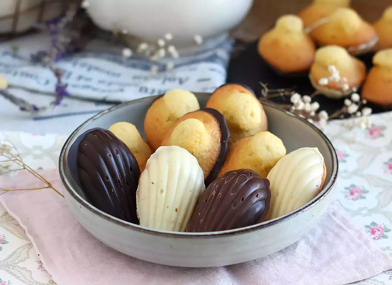 Receta de madeleines con chocolate tricolor