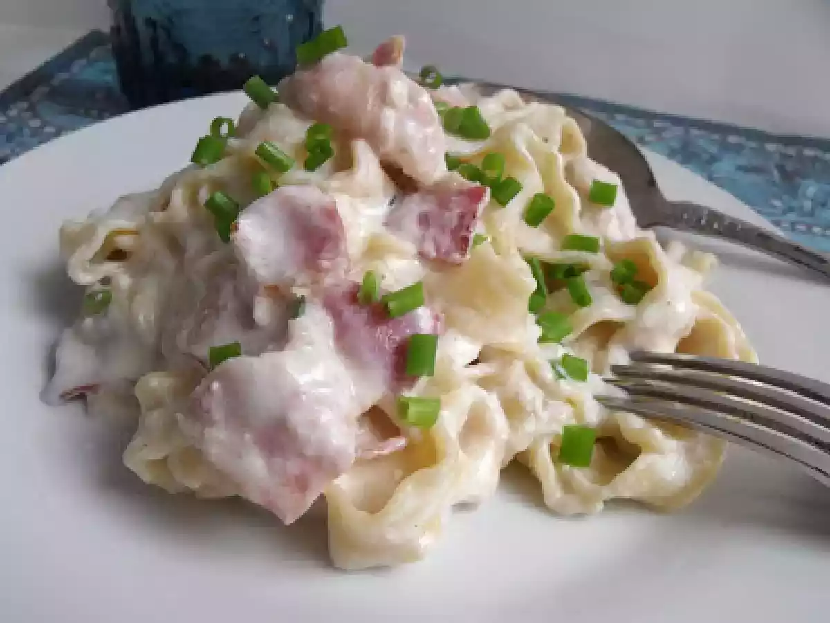 Mafaldas con salsa de queso y bacon