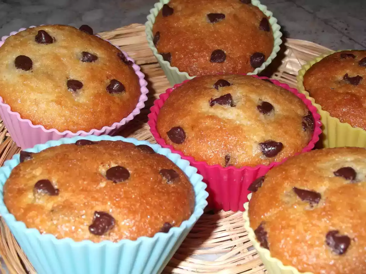 Magdalenas con pepitas de chocolate.