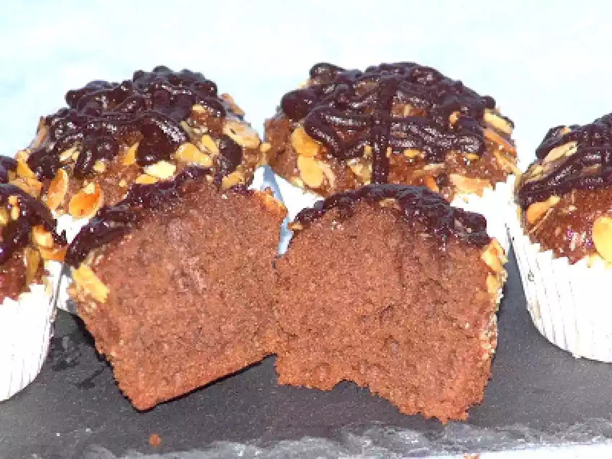 MAGDALENAS DE CHOCOLATE Y ALMENDRA - foto 2