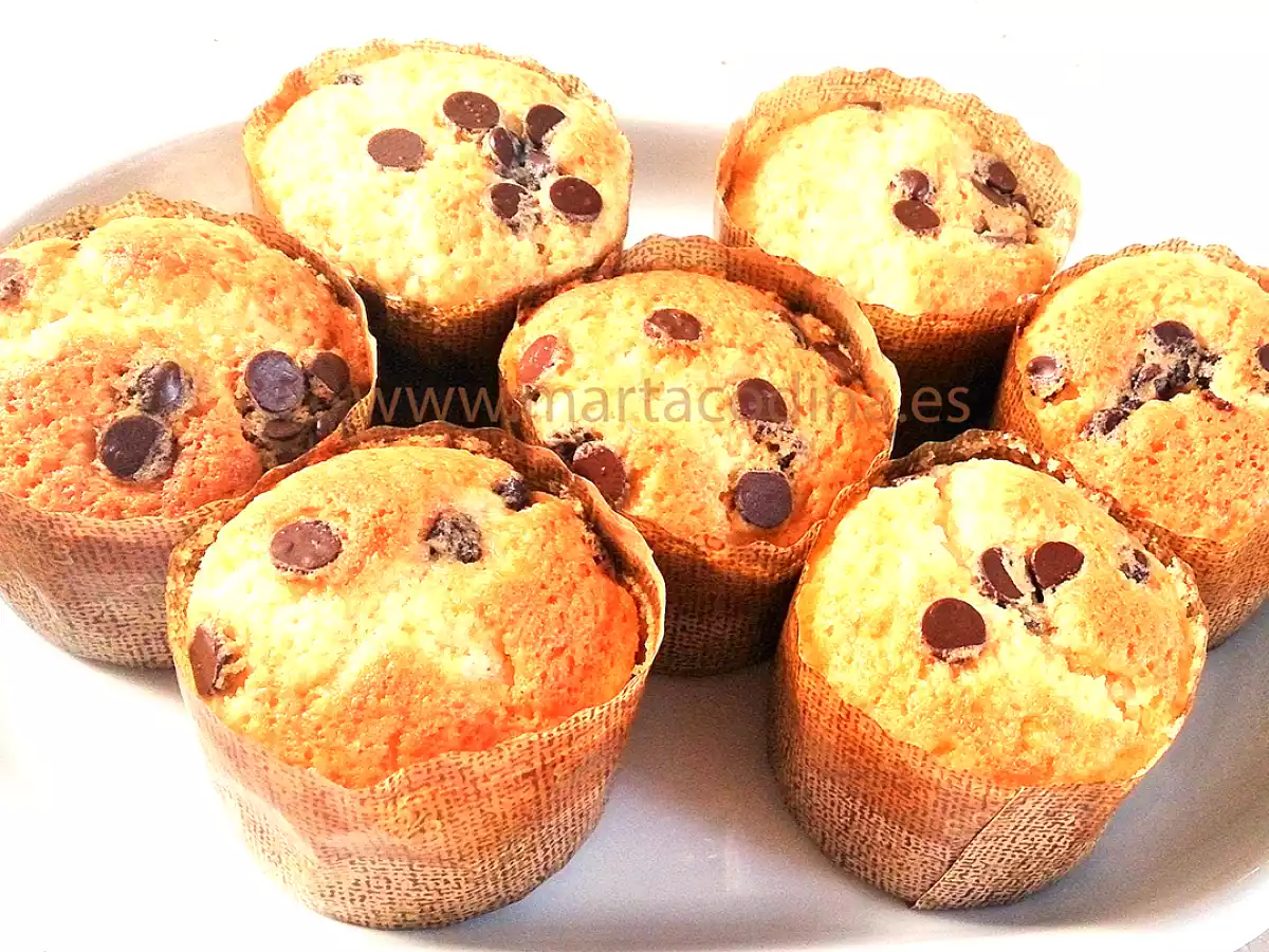Magdalenas esponjosas con pepitas de chocolate