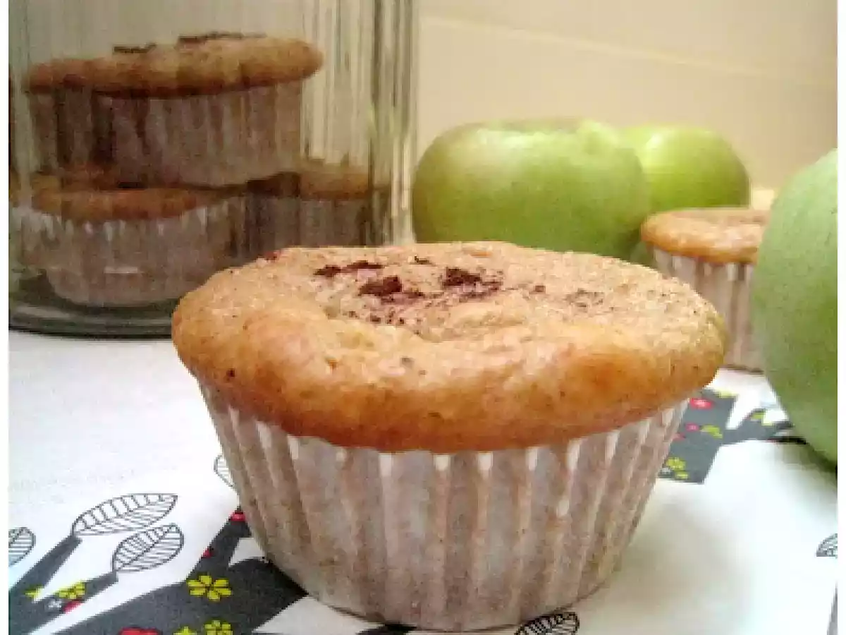 Magdalenas ligeras de yogur con puré de manzana y canela