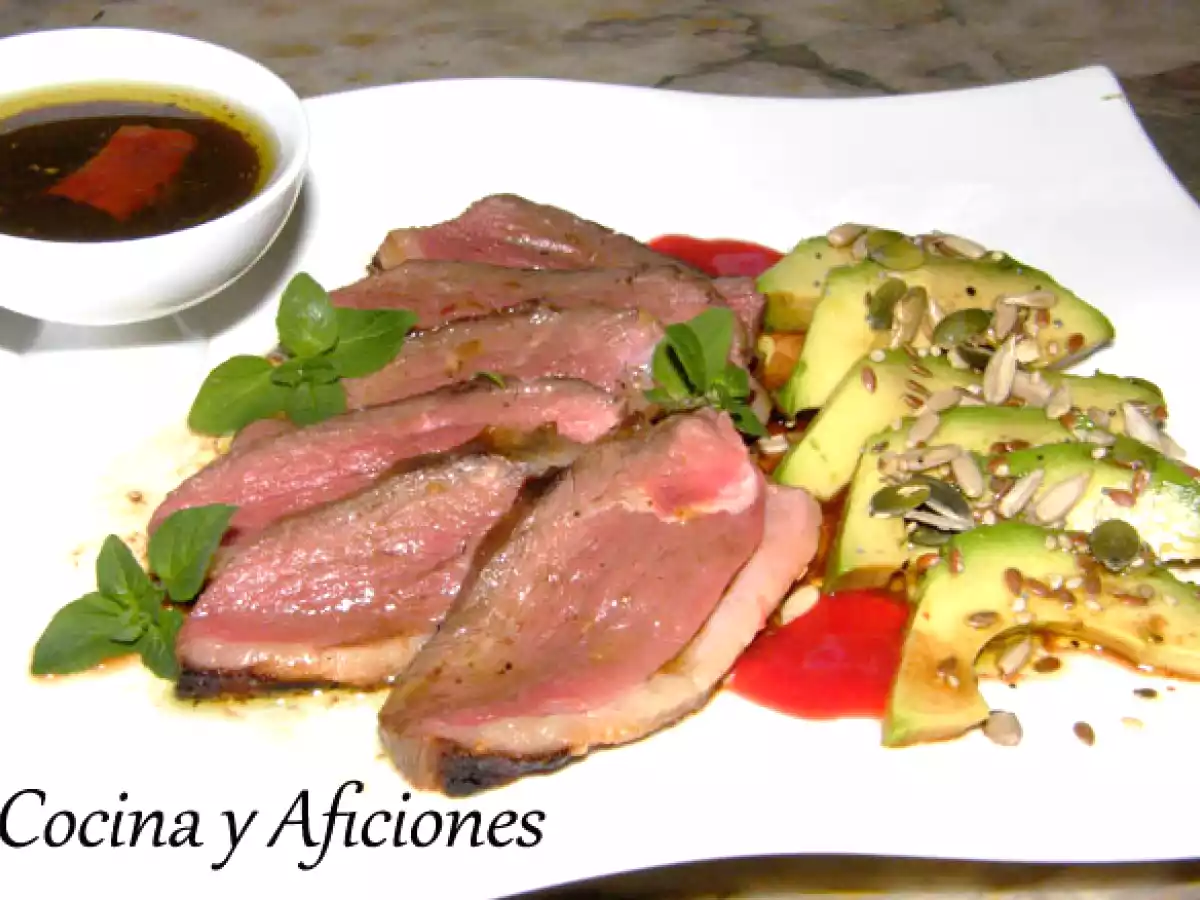 Magret de pato a la soja, salsa picante, aguacate y semillas, receta paso paso