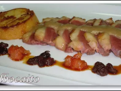 Magret de pato al calvados, con uvas pasas y tomate concassé. (Emilio Almagro)