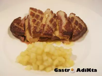 Magret de pato con foie y manzana a la vainilla