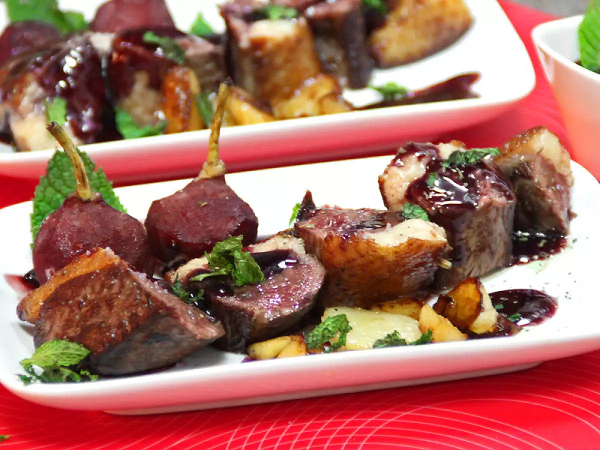 Magret de pato con peras de San Juan al vino tinto