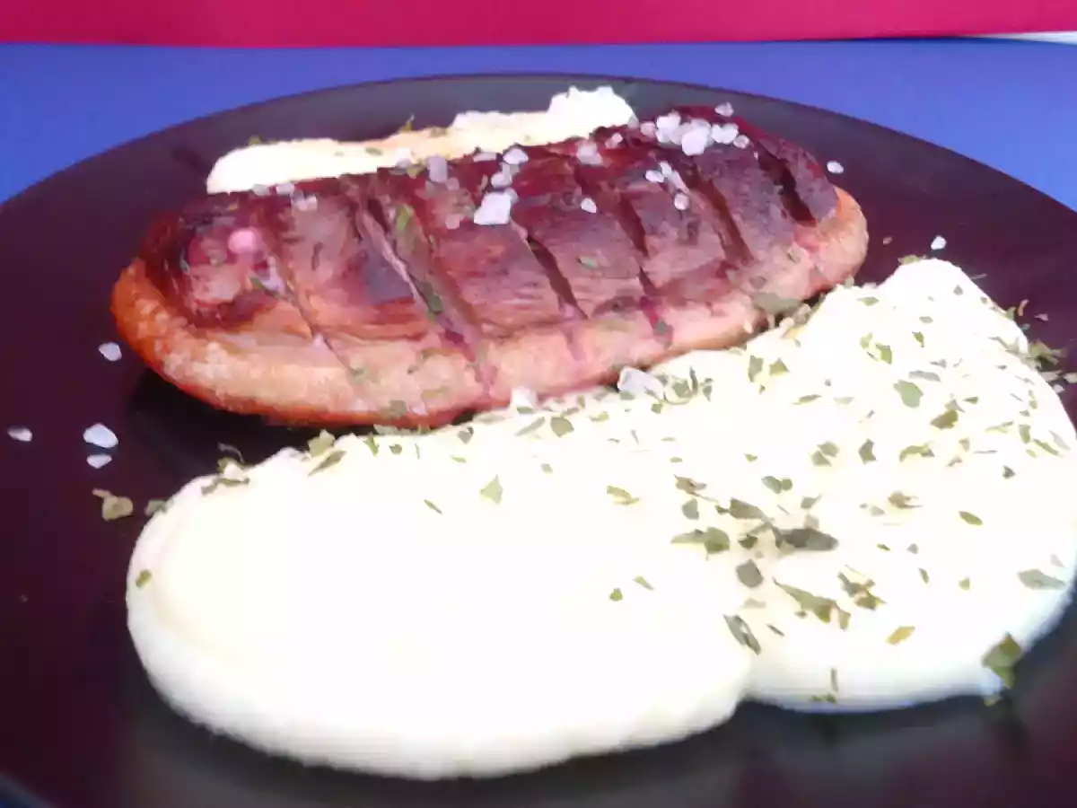 Magret de pato con puré de patata