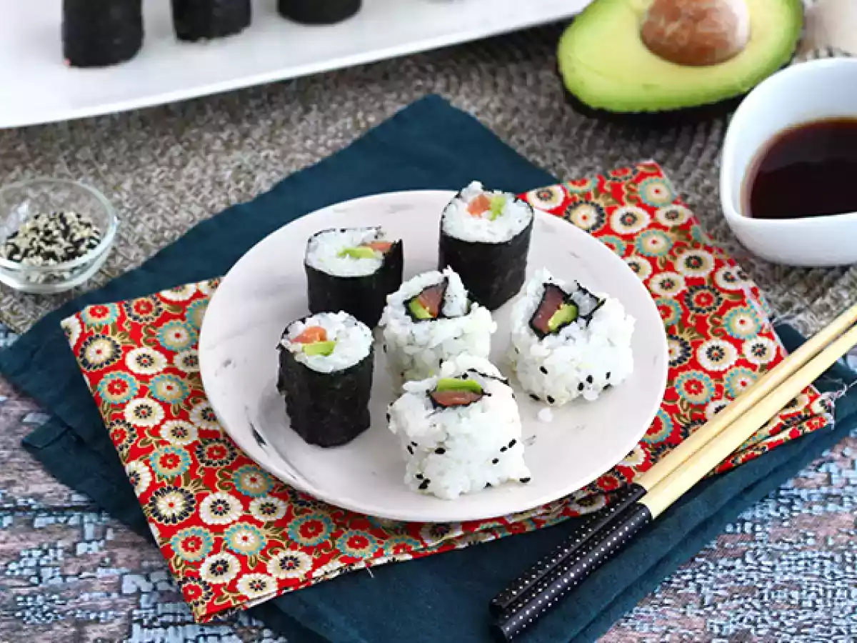 Makis de salmón ahumado y aguacate. Sushi