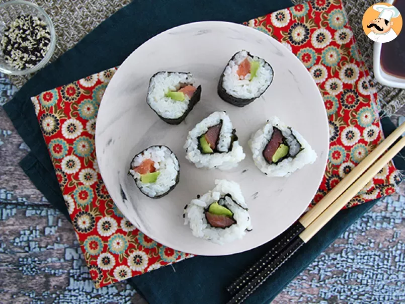 Makis de salmón ahumado y aguacate. Sushi - foto 3