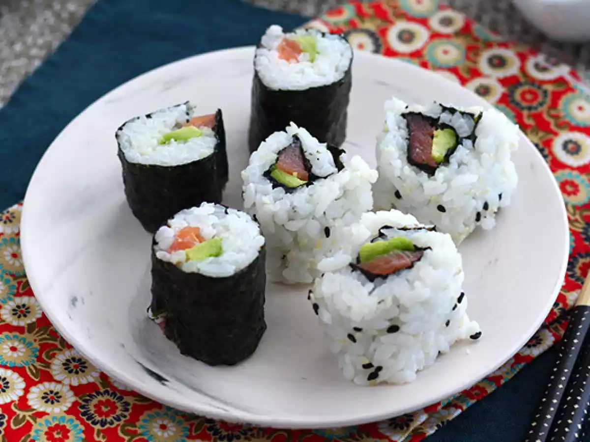 Makis de salmón ahumado y aguacate. Sushi - foto 4