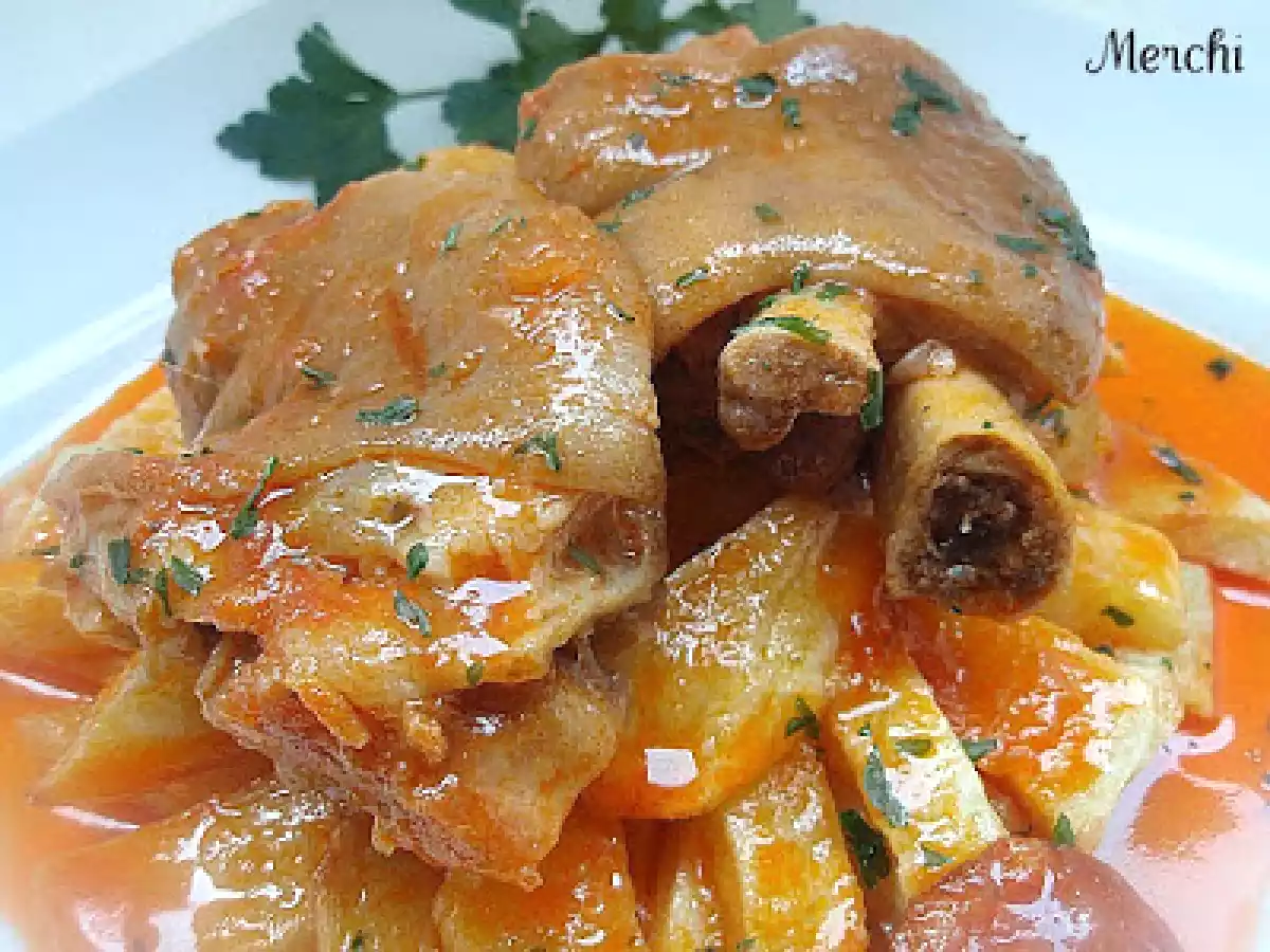 Manitas de cerdo en salsa