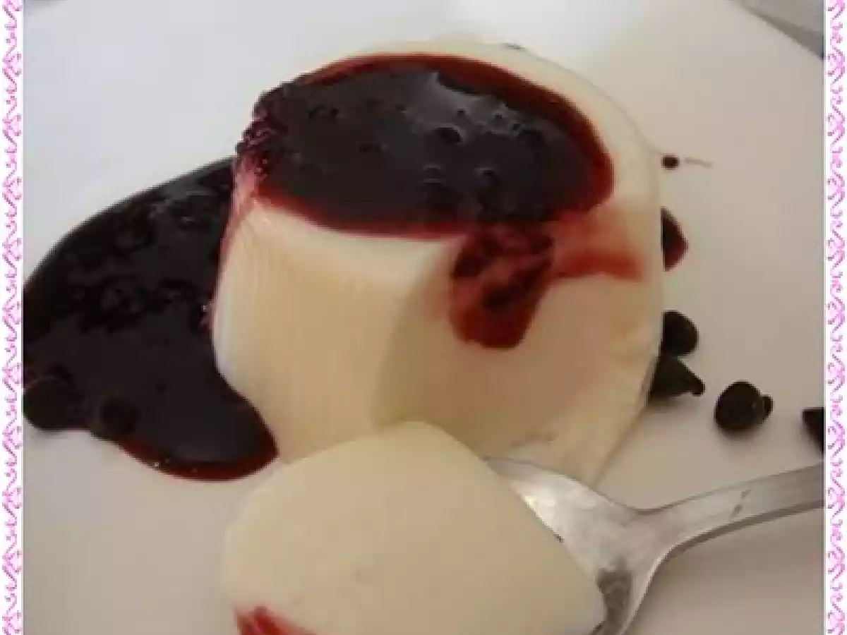 Manjar blanco con sirope de moras