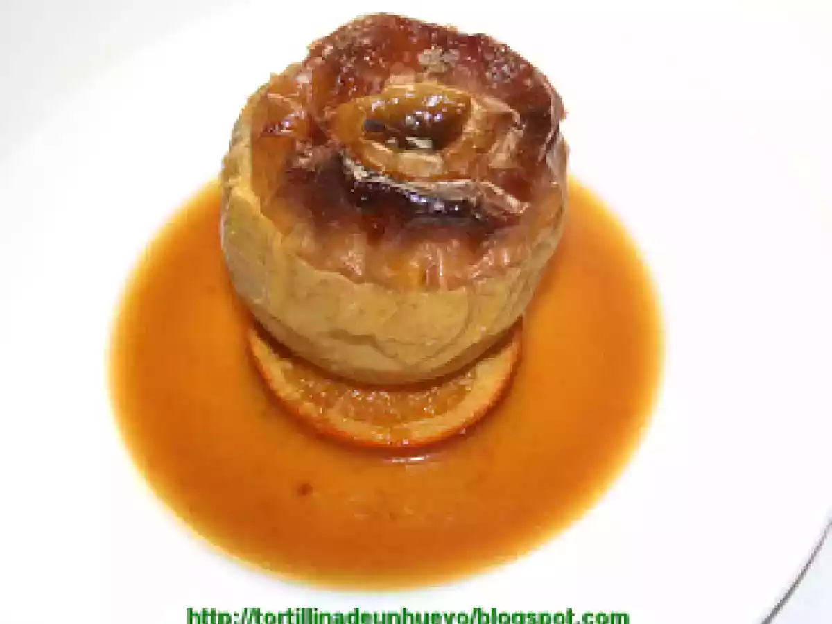 Manzanas rellenas de crema pastelera y salsa de naranja