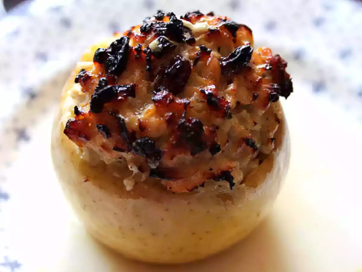 Manzanas rellenas de pollo, pasas y piñones