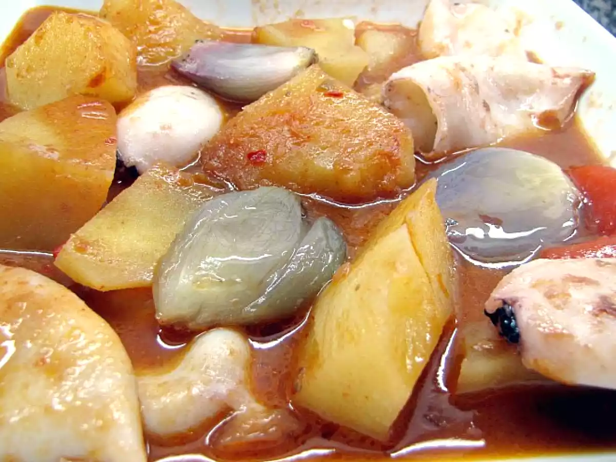 Marmitako de chipirones y chalotas confitadas