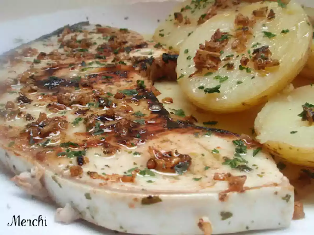 Marrajo a la plancha con ajada y cachelos