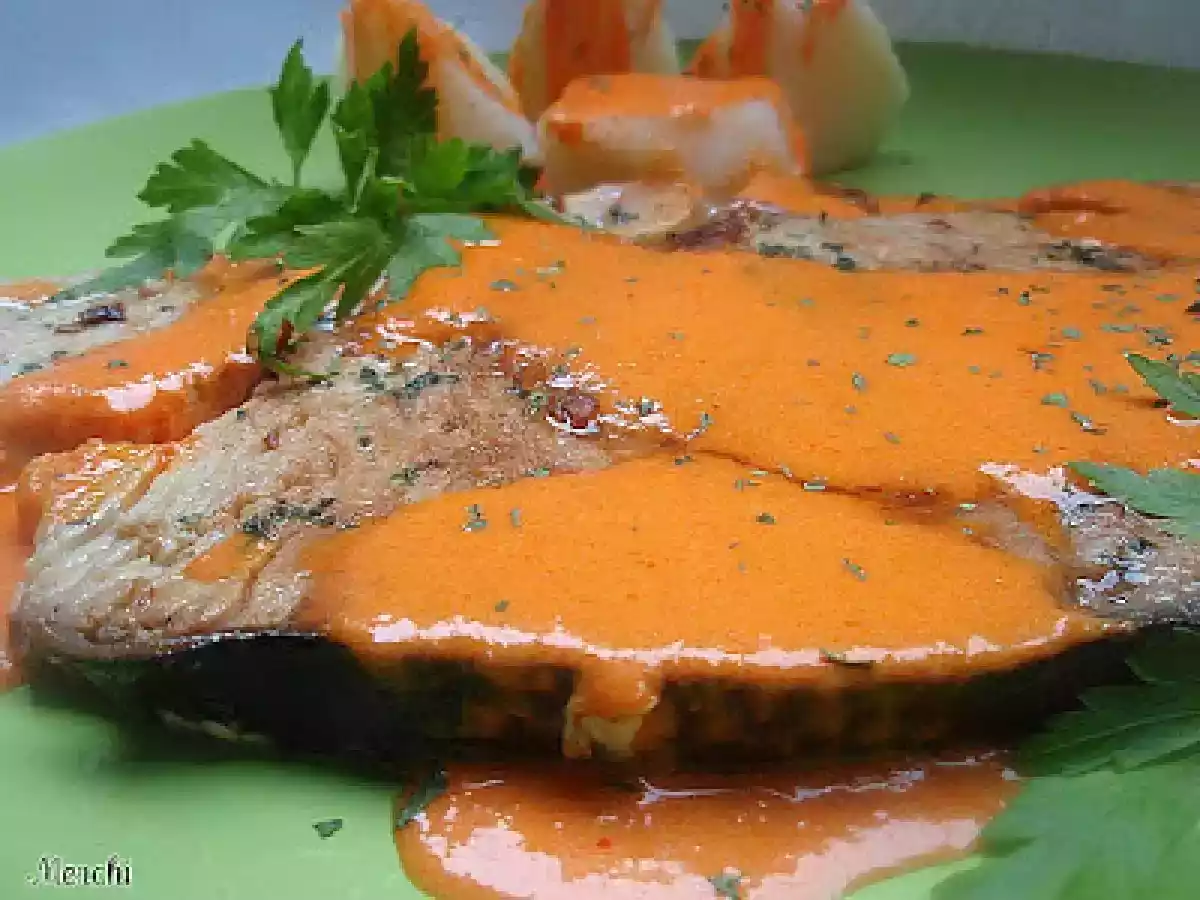 Marrrajo a la plancha con crema de piquillos