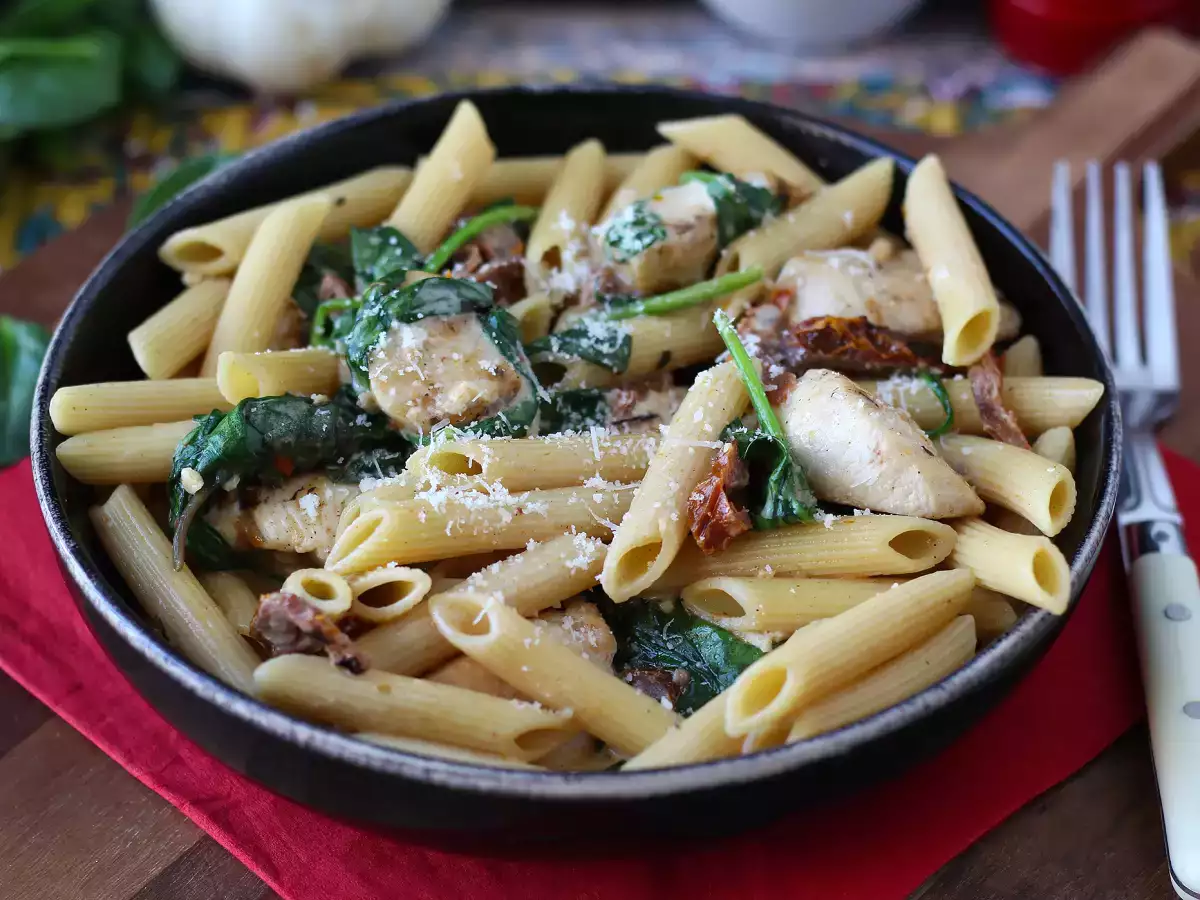 Marry Me Chicken Pasta: pasta cremosa con pollo, parmesano y tomates secos