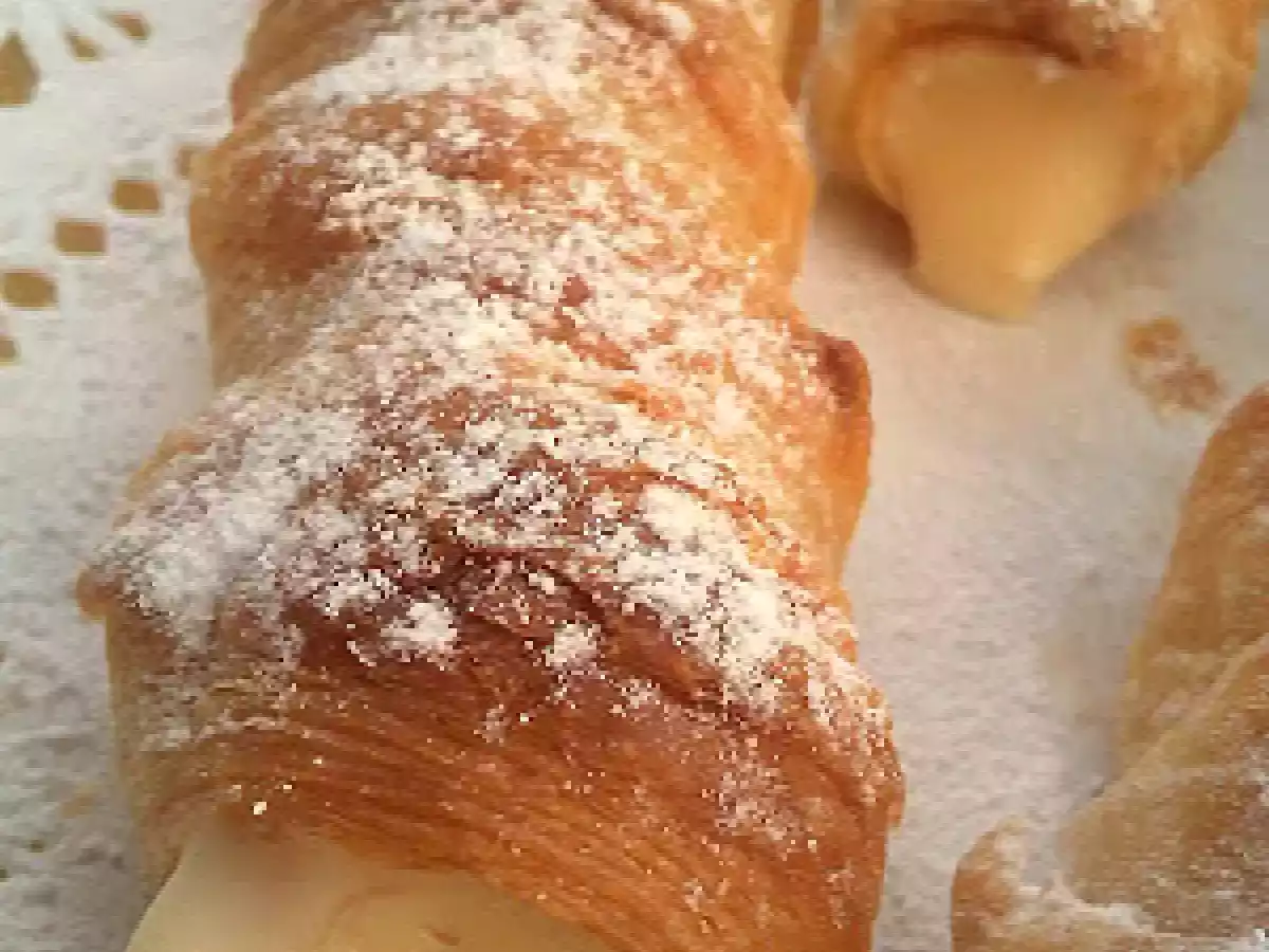 Masa de hojaldre y cañas rellenas de crema