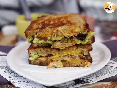 Maxi sándwich de queso estilo americano: pollo, guacamole y bacon, foto 2
