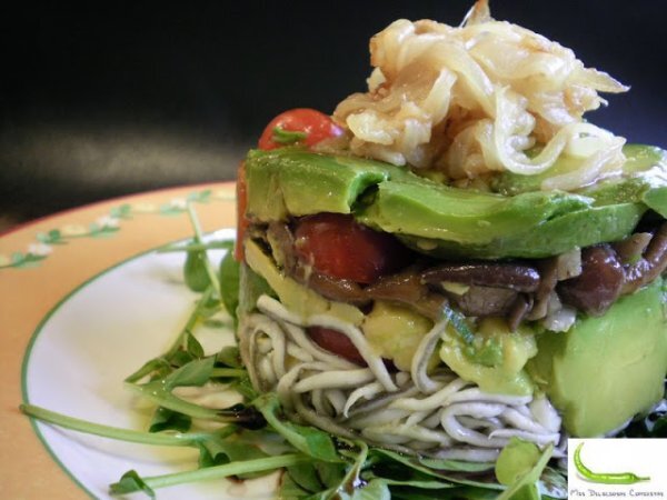 ENSALADA TEMPLADA DE SETAS, GULAS Y AGUACATE