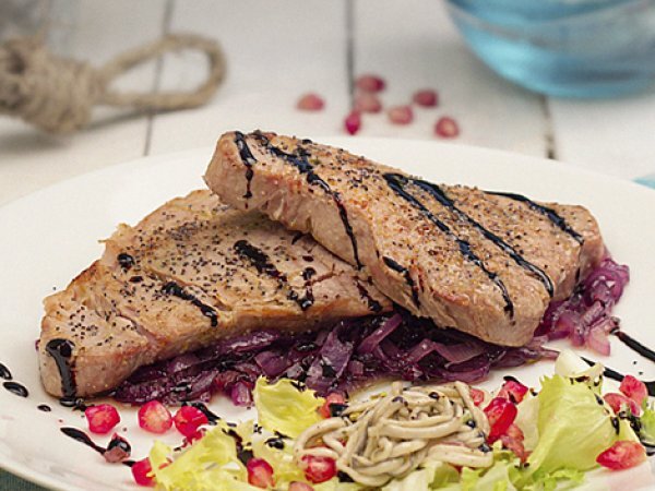 Atún a la parrilla con ensalada de gulas