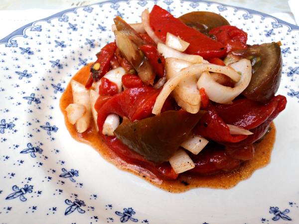 Ensalada de pimientos asados y tomate