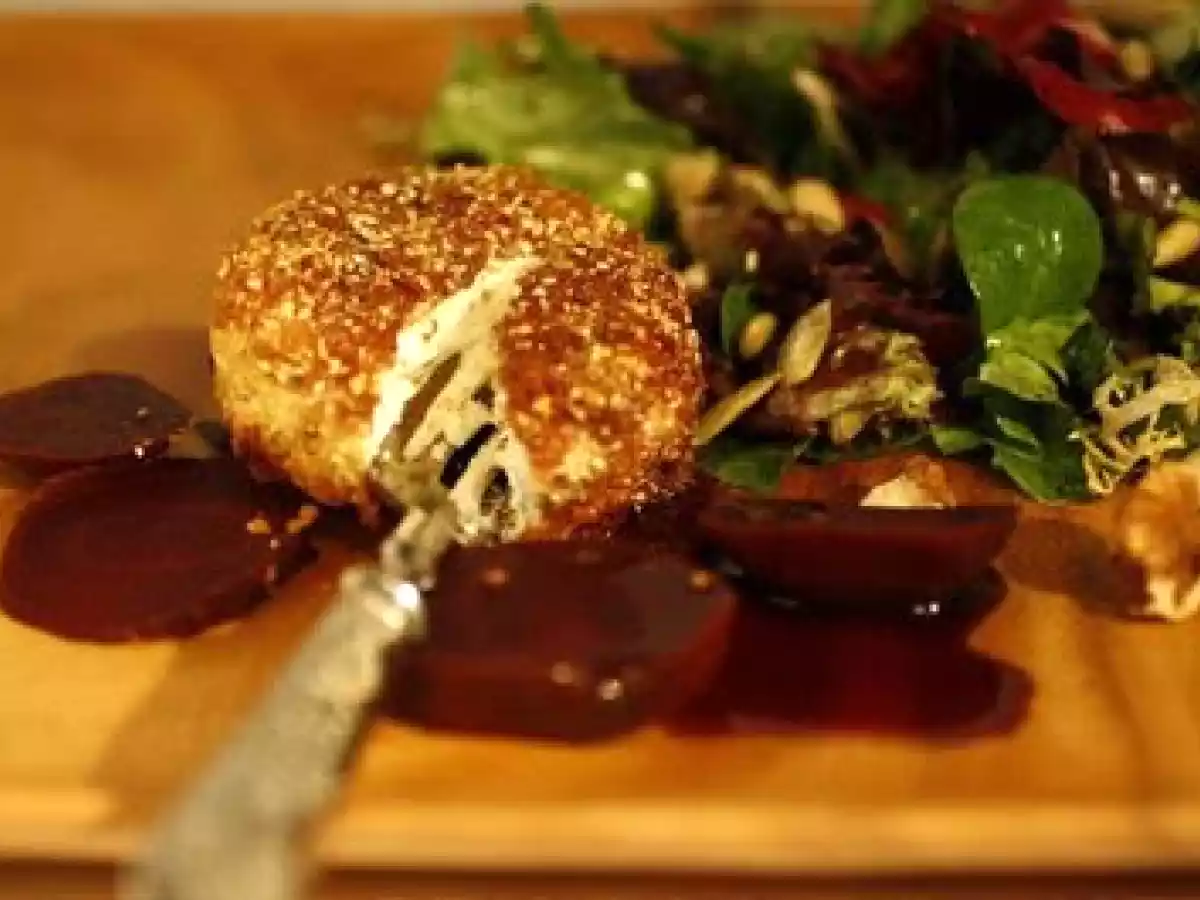 Medallón de queso de cabra frito con costra de nueces y almendras