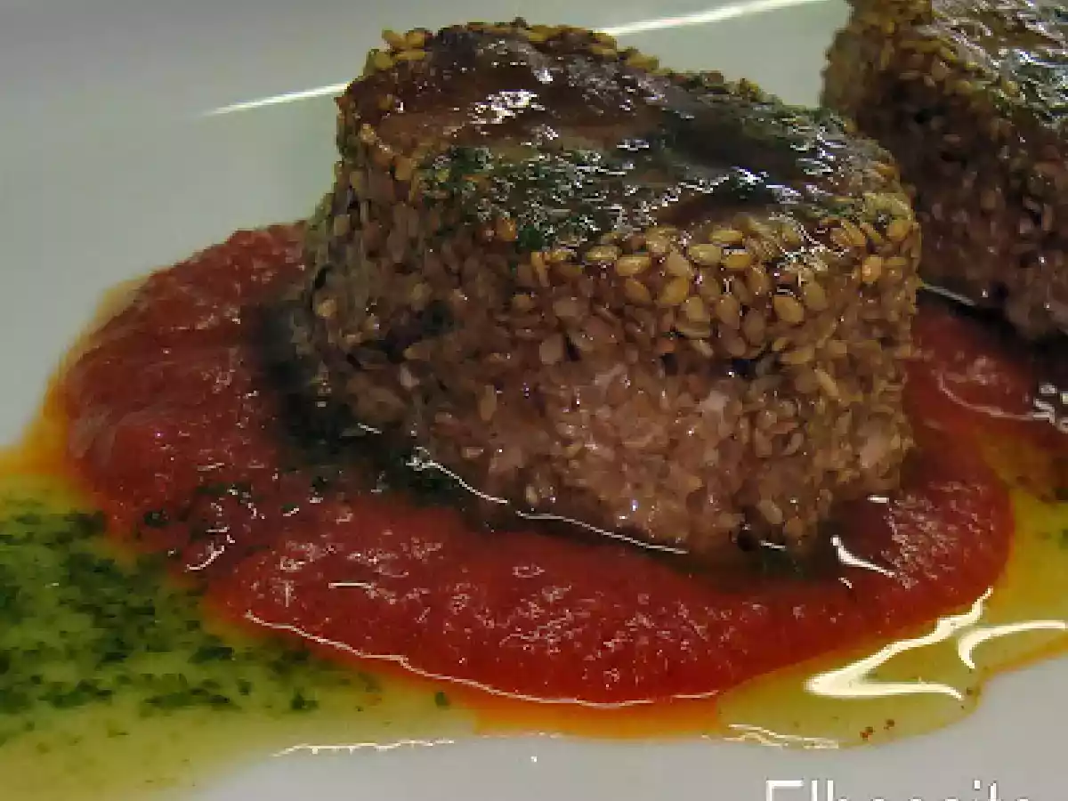 Medallones de atún con sésamo sobre coulís frio de tomate, salsa de soja y aceite