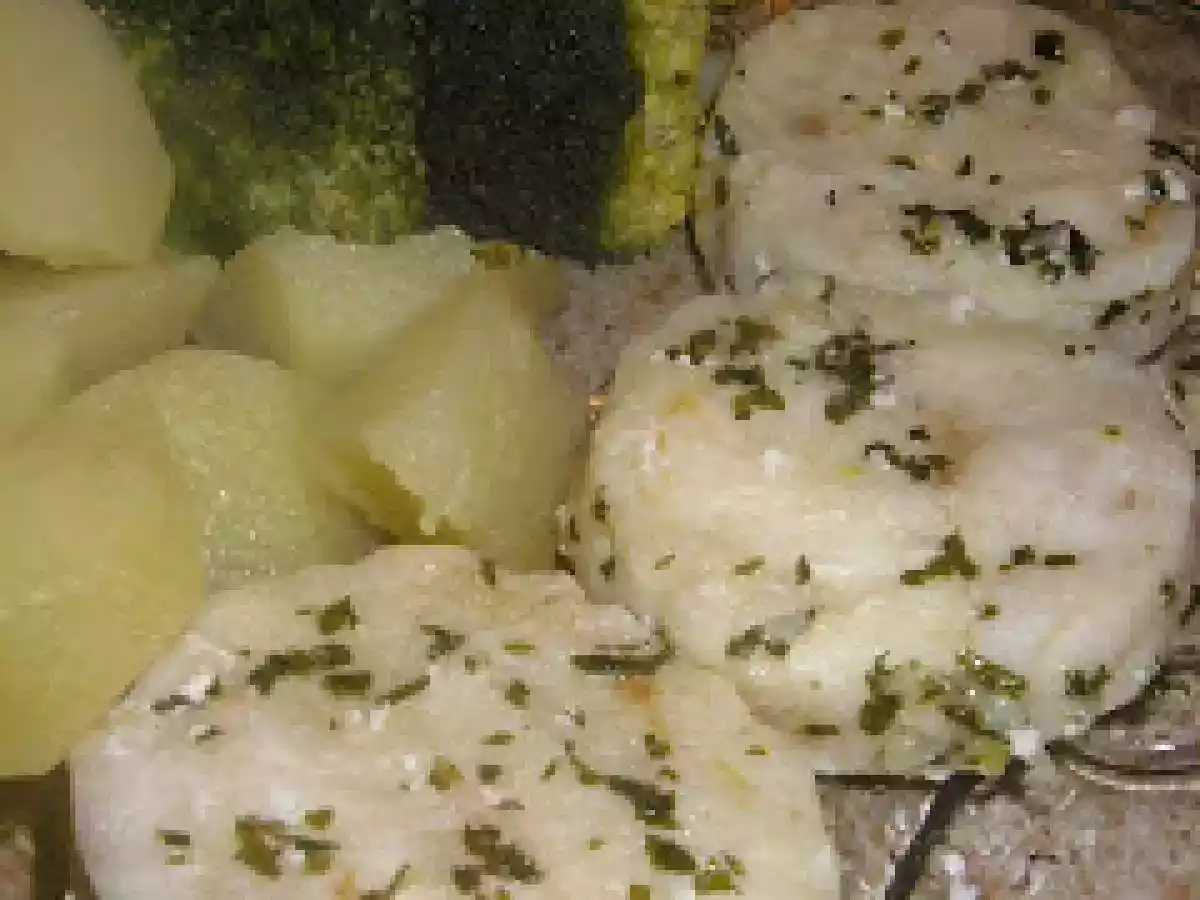 Medallones de merluza con patatas y brócoli.
