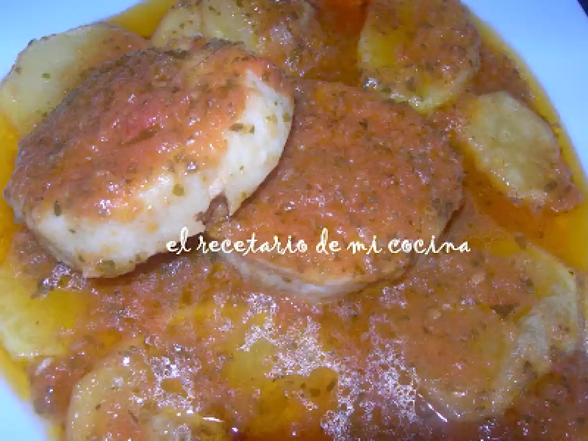 MEDALLONES DE MERLUZA CON TOMATE, AJO Y PEREJIL