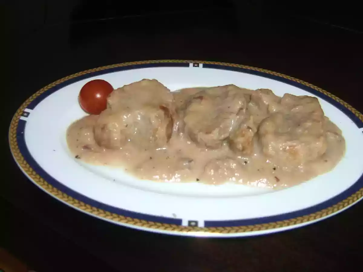 Medallones de solomillo con salsa de cebolla y queso.