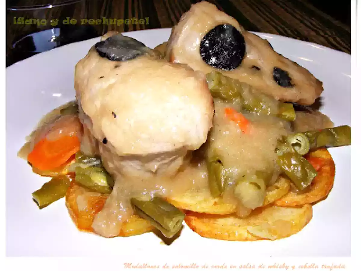 Medallones de solomillo de cerdo con salsa de whisky y cebolla trufada