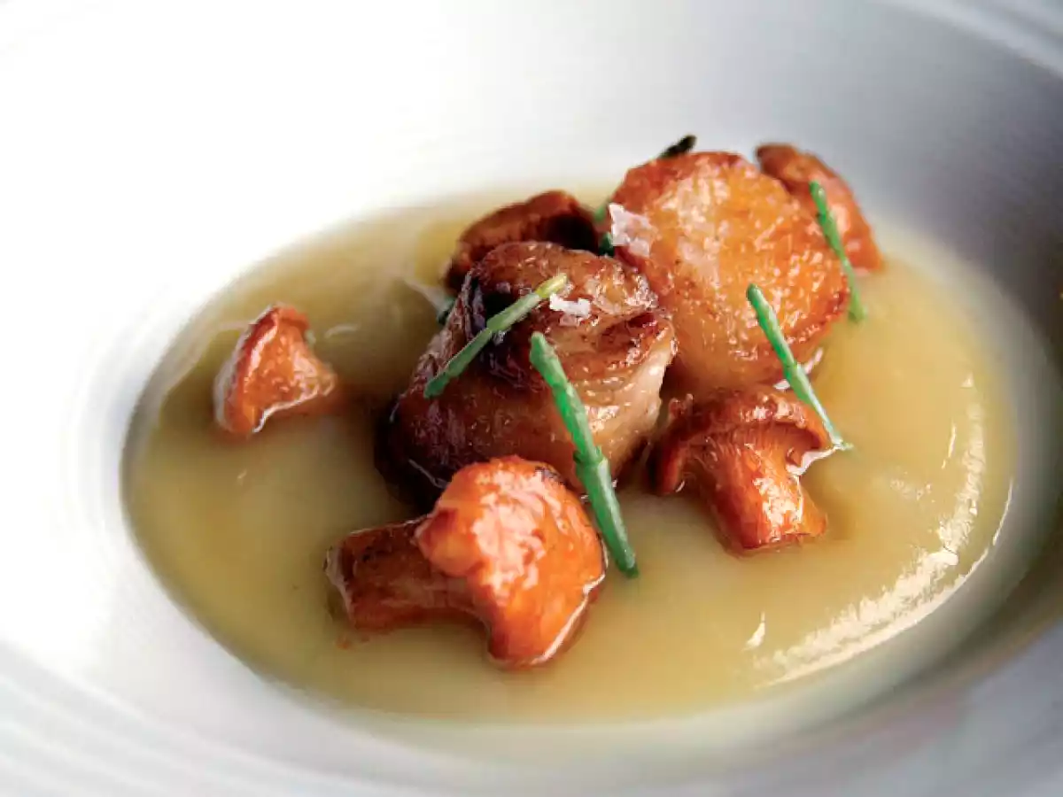 Medallones de solomillo de cerdo ibérico con puré de manzana y rebozuelos