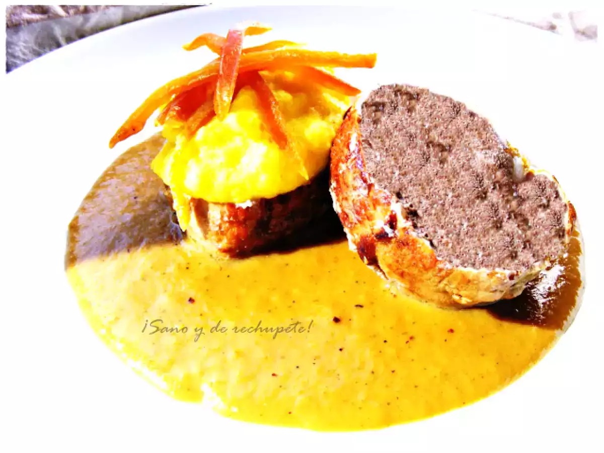 Medallones de solomillo de cerdo sobre crema de curry-mango y puré de papas a la cúrcuma