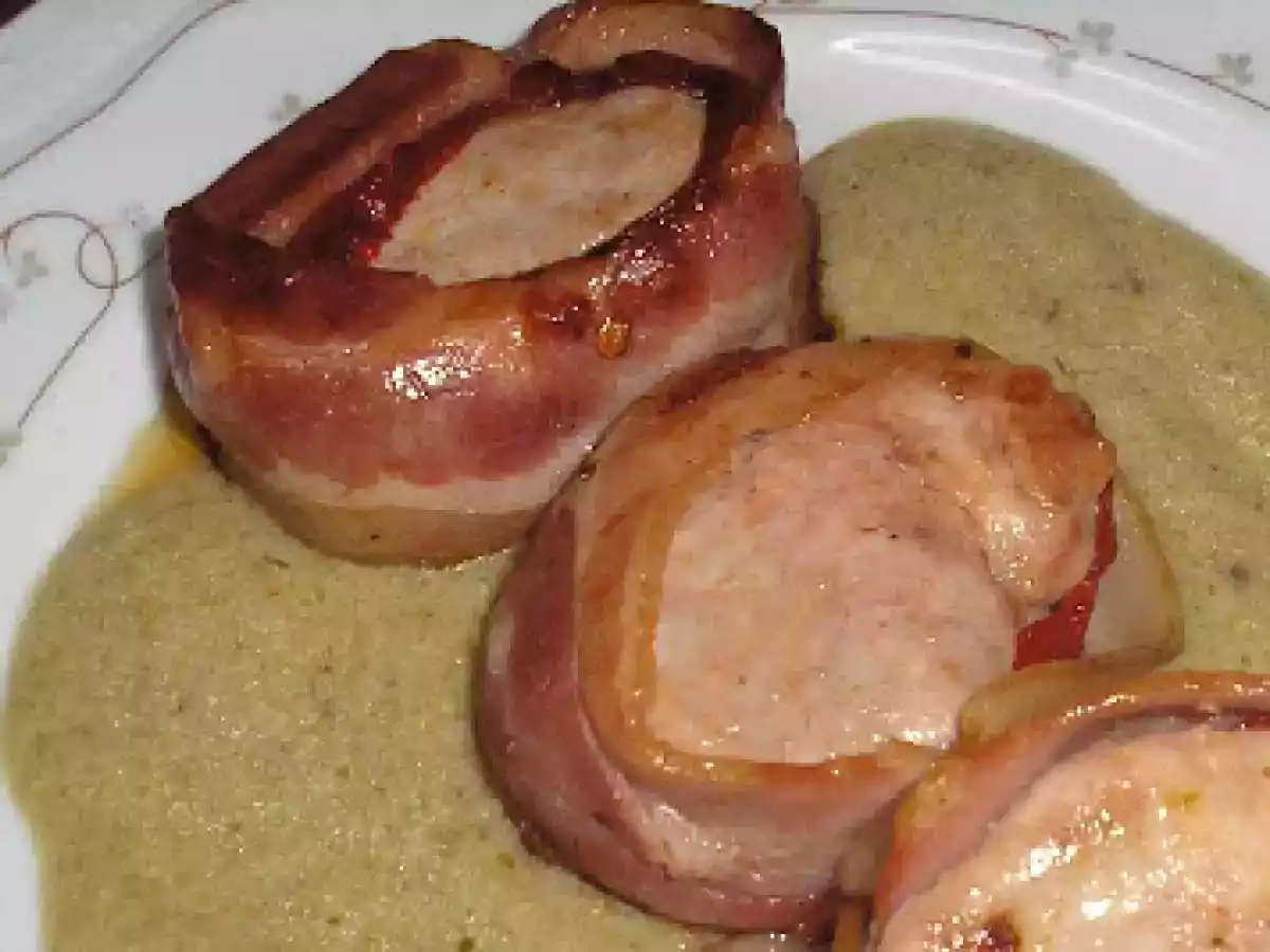 MEDALLONES DE SOLOMILLO SOBRE SALSA DE SETAS. - foto 2