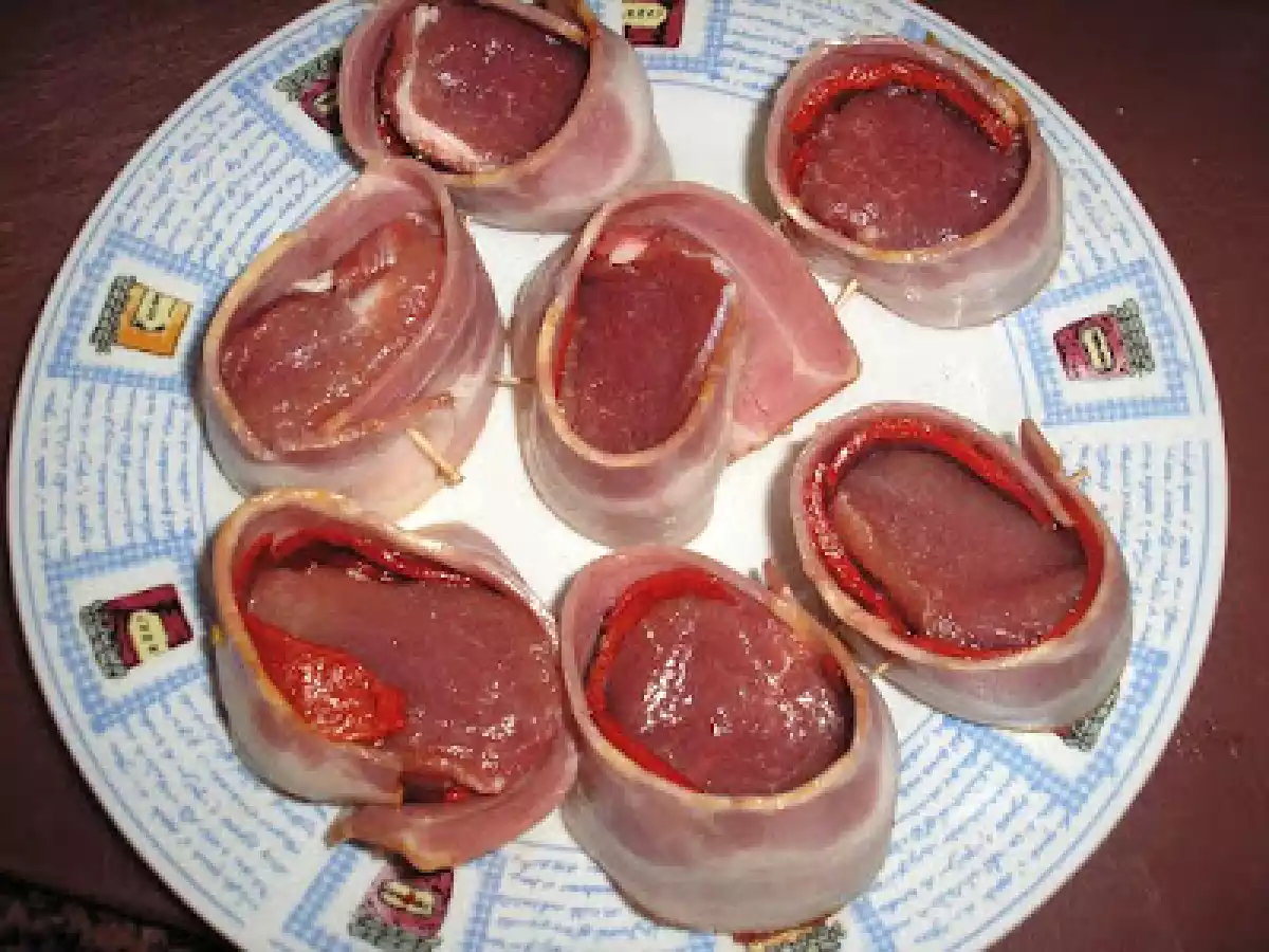 MEDALLONES DE SOLOMILLO SOBRE SALSA DE SETAS. - foto 3