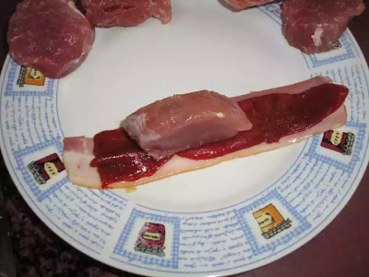 MEDALLONES DE SOLOMILLO SOBRE SALSA DE SETAS. - foto 4