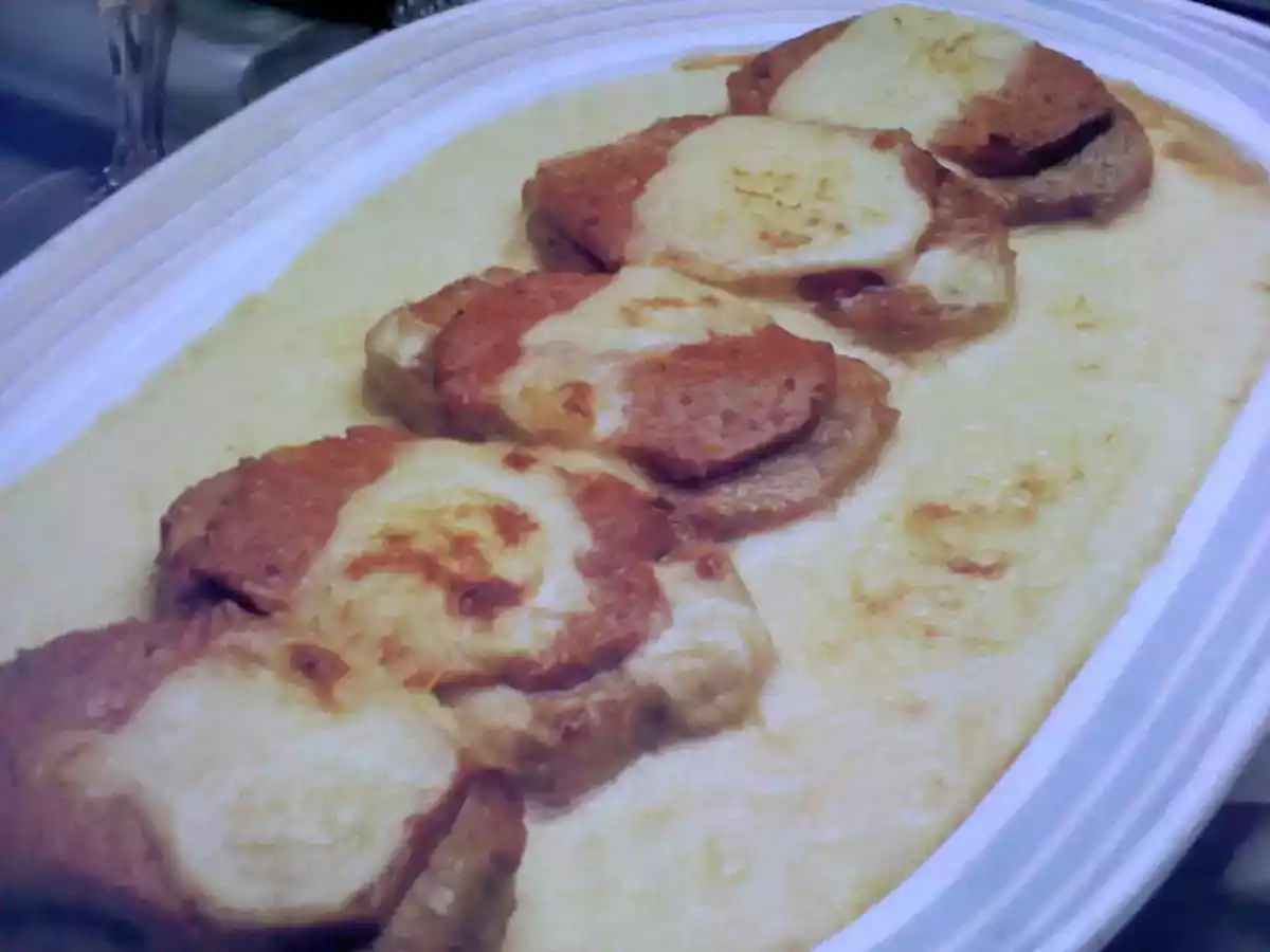 Medallones de ternera con salsa mornay