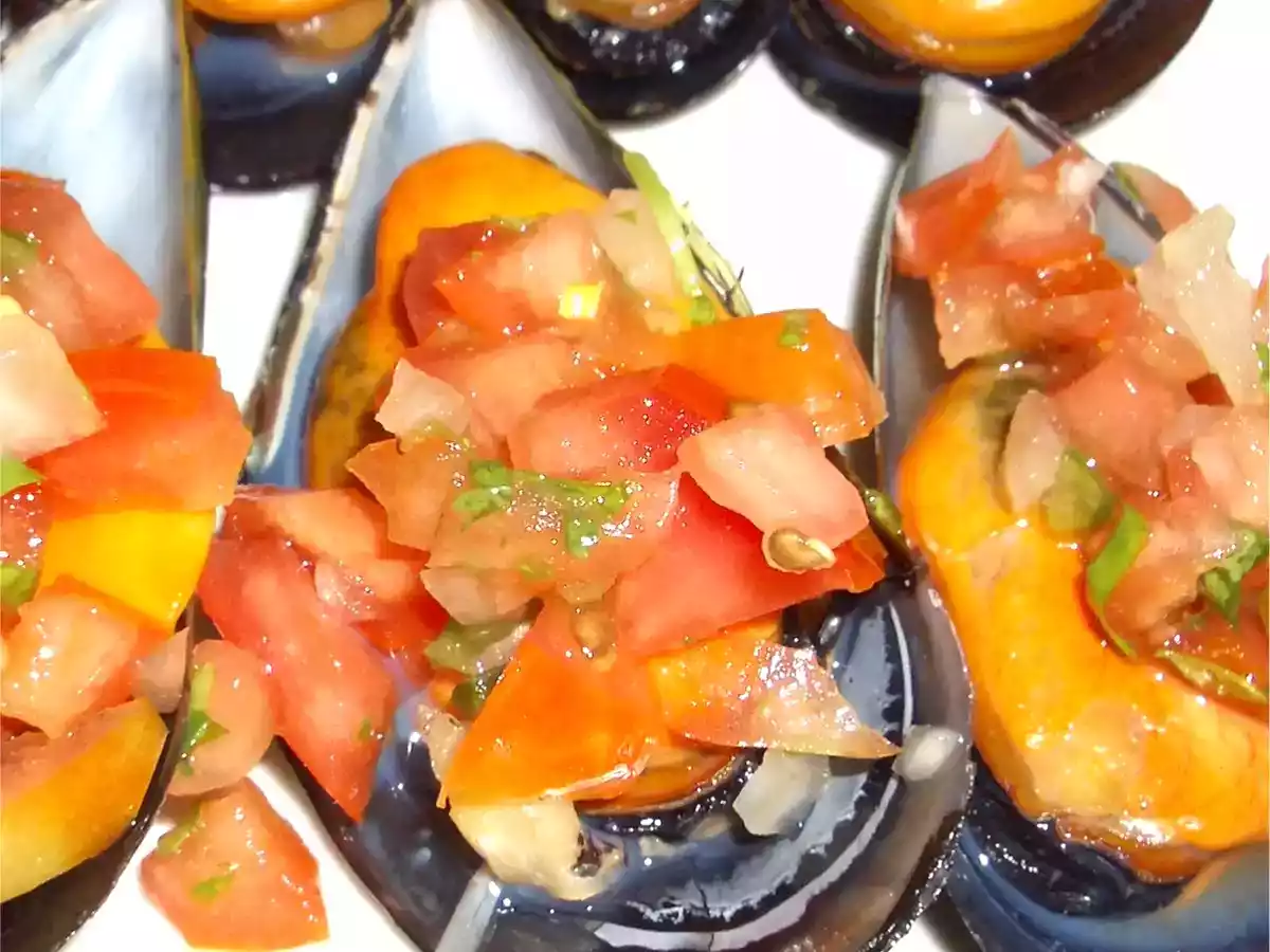 Mejillones al Vapor con Pico de Gallo